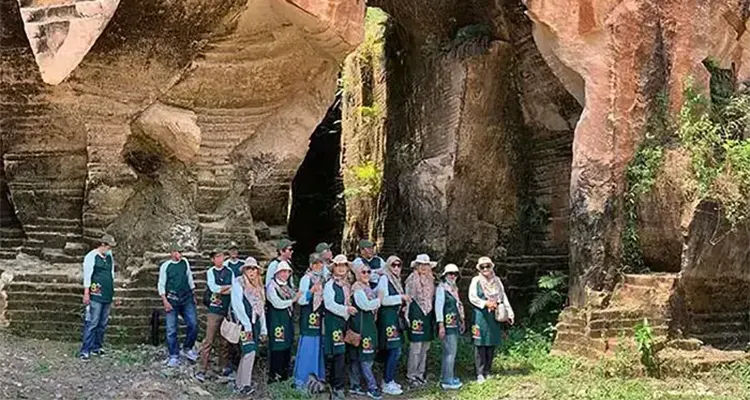 Pesona tebing batu Bukit Arosbaya Bangkalan Madura