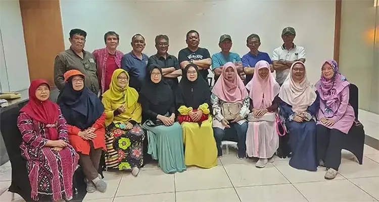 Foto bersama alumni bertukar hadiah dan bercengkerama akrab