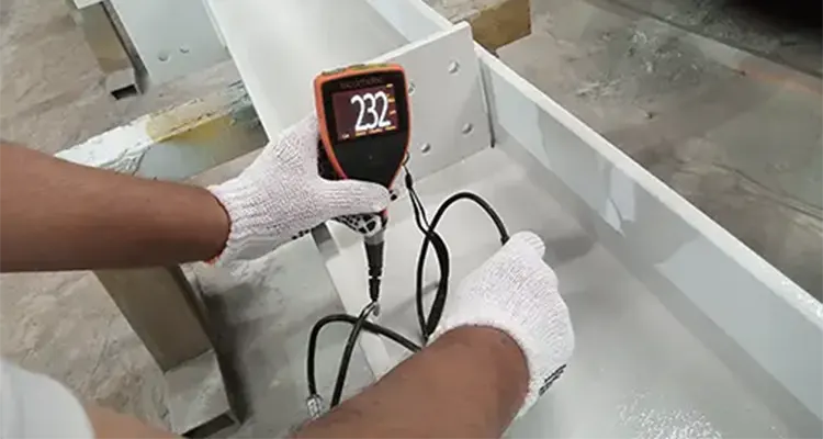 Tim kontraktor jasa sandblasting kapal bersiap melakukan pengerjaan