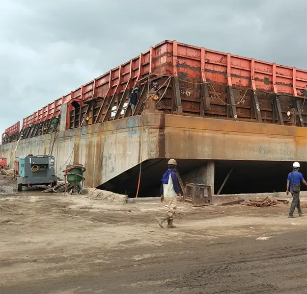 Jalal praktisi sandblasting kapal saat berada di area galangan