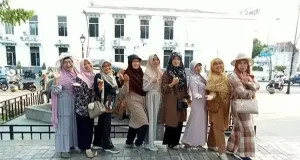 Alumni FIA UB Niaga Ganjil 86 berfoto bersama di Kota Tua Surabaya