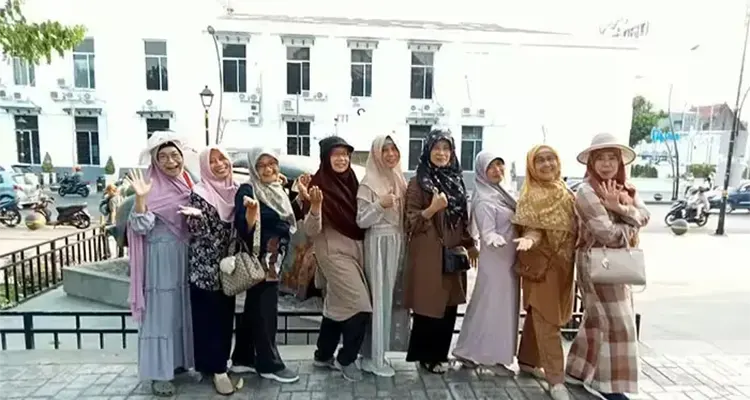 Alumni FIA UB Niaga Ganjil 86 berfoto bersama di Kota Tua Surabaya