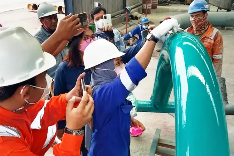 Aplikator melakukan pengecatan lambung menggunakan jasa painting kapal