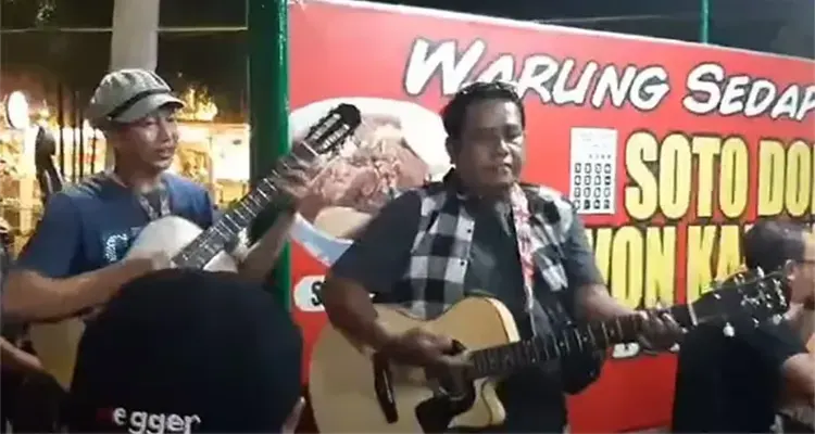 Menikmati kuliner legendaris Rawon Kalkulator Surabaya saat reuni alumni
