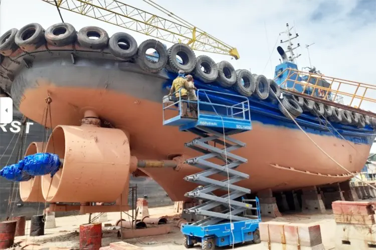 Proses pembersihan korosi lambung kapal dengan jasa sandblasting kapal